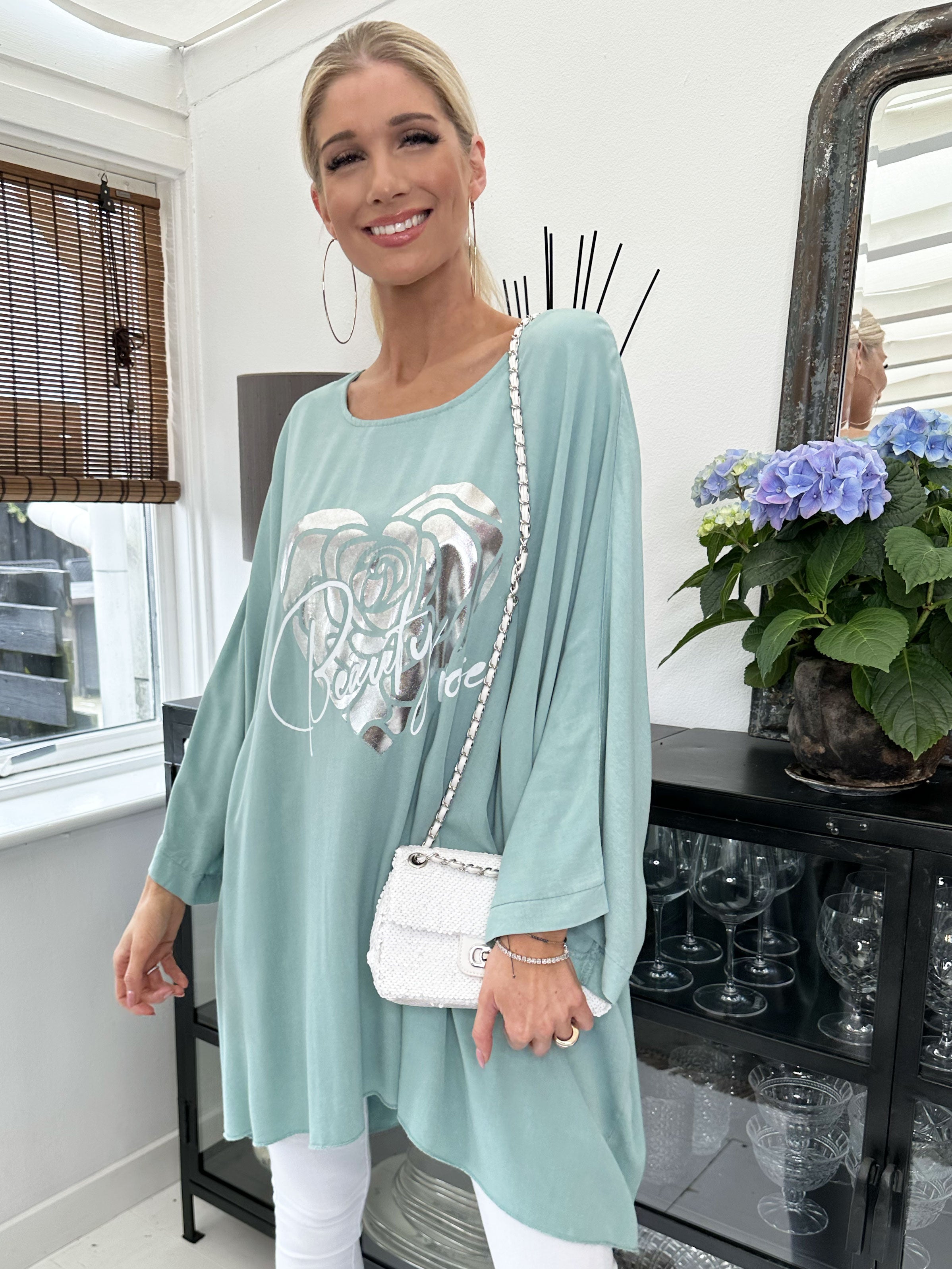 Flavia - T-shirt med sølv print og flagermusærmer